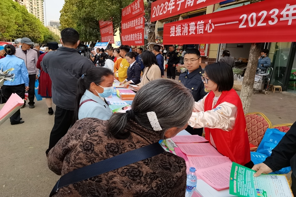 1-2、发放宣传资料 - 副本.jpg
